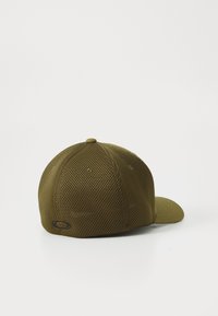 Olivengrønn mesh baseball cap med buet skjerm, sett fra baksiden på en hvit overflate.