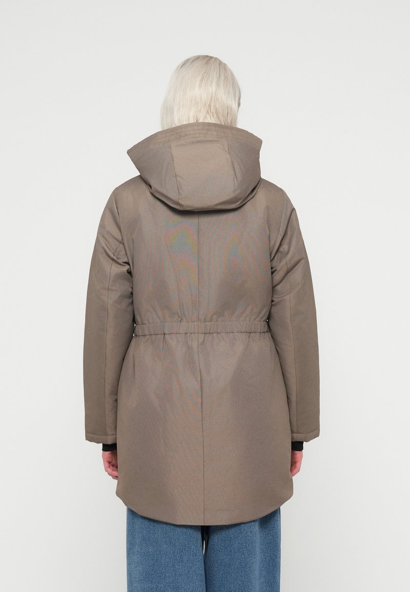 Ocieplana odzież wierzchnia o taupe'owym wykończeniu, z kapturem, elastycznym pasem i mankietami, oraz wydłużonym tyłem. Gładka faktura materiału.