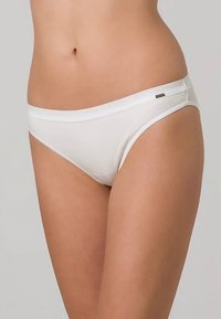 Białe figi bikini wykonane z gładkiej tkaniny, charakteryzujące się niskim stanem, minimalistycznym designem oraz subtelnym logo na pasku.