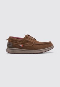Scarpe da barca in suede marrone con lacci, dettagli grigi e una suola in gomma testurizzata. Progettate per il comfort con un colletto imbottito e un interno morbido.