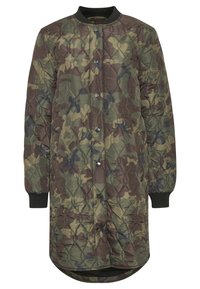 Długa pikowana kurtka w zielono-brązowy wzór kamuflażu, z czarnym prążkowanym kołnierzem i mankietami oraz zapięciem na napy z przodu.