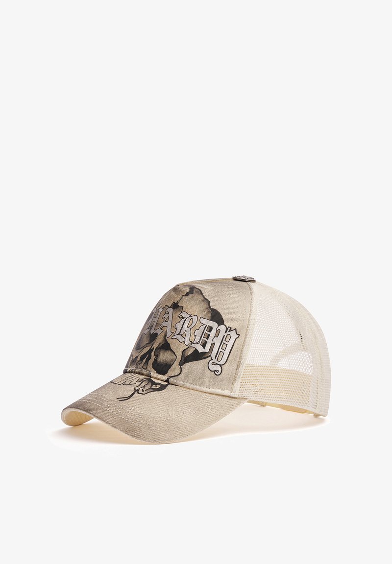 Beige baseballpet met een mesh achterkant, donker schedelmotief en gotische tekst "HARDY" op het voorpaneel.