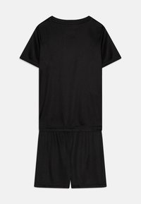 Ensemble composé d'un haut à manches courtes noir et de shorts, fabriqué en tissu doux. Il présente un col rond, une coupe décontractée et une taille élastique sur les shorts.