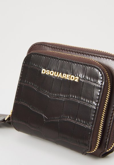 Pruuni nahast rahakott krokodillimustriga, millel on kuldne "DSQUARED2" logo ja kontrastne pruuni värvi tõmblukk.