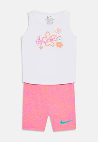 Nike Sportswear - WILD FLOWER BIKE SHORT - Shortsit - apricot agate Pienoiskuva 1