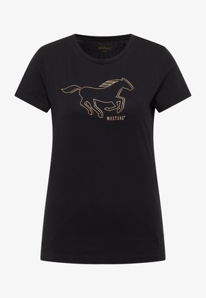 Tricou negru din bumbac, cu contur auriu al unui cal în galop și logo-ul „MUSTANG” sub grafică. Mâneci scurte și design cu guler rotund.