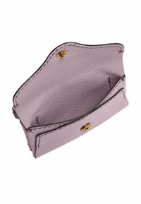 Cartera de cuero de color púrpura claro con interior texturizado, cierre a presión dorado y borde negro. Cuenta con dos compartimentos para tarjetas o efectivo.