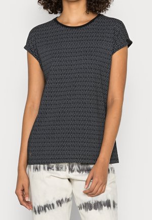 Kurzärmeliges Hemd in Marineblau mit einem strukturierten weißen Muster. Abgerundeter Ausschnitt, leichter Stoff und entspannte Passform. Kombiniert mit Batik-Hose.