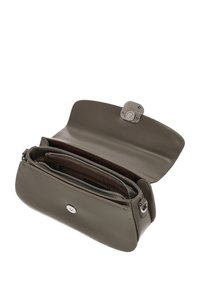 Bolso de mano de cuero verde oscuro con forma estructurada, cierre de imán, interior en contraste y compartimentos con cremallera.