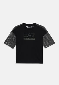 T-shirt noir à manches courtes à motifs avec un design gris. Le logo central indique "EA7 EMPORIO ARMANI" en lettres sombres.