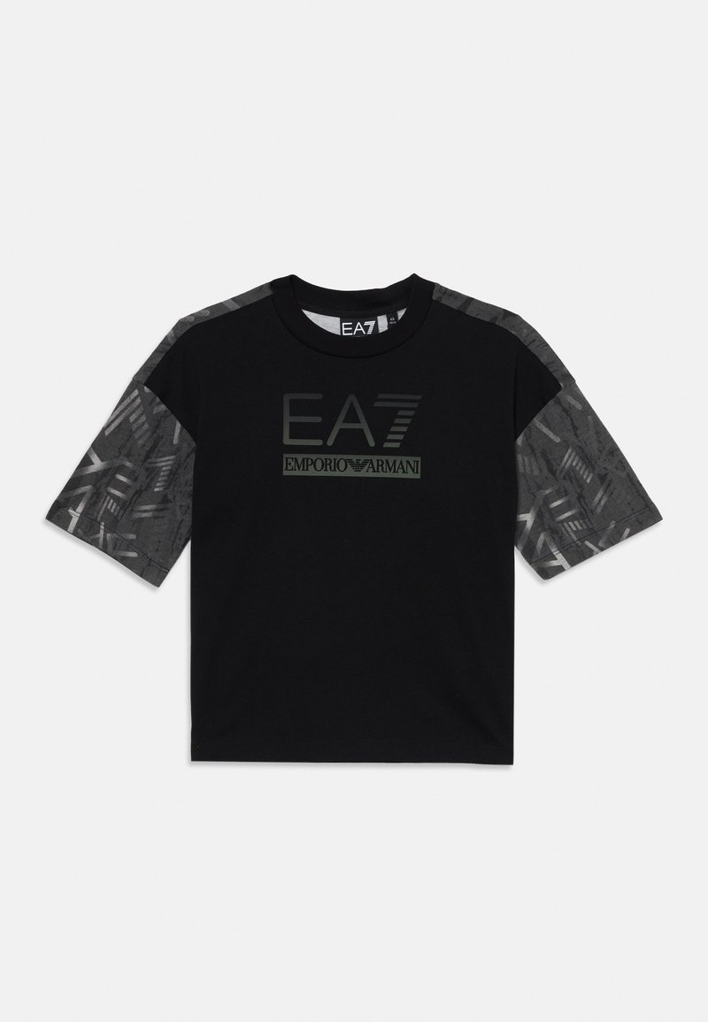 T-shirt preta com mangas curtas e padrão, apresentando um design cinza. O logótipo central lê "EA7 EMPORIO ARMANI" em letras escuras.