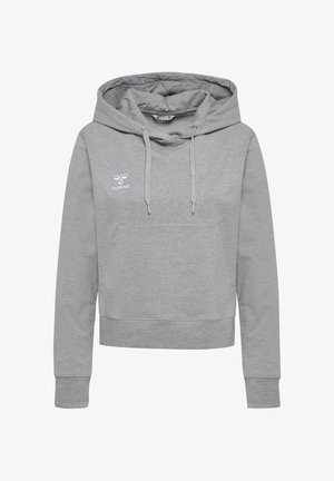 Jasnoszara krótka bluza z długim rękawem z kapturem, ze sznurkami, przednią kieszenią, ściągaczami na rękawach i małym białym logo Hummel na piersi.