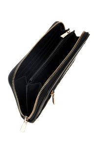 Portafoglio in pelle nera con zip dorata, dotato di numerosi scomparti, fessure per carte e un design testurizzato. Vista aperta che mostra la disposizione interna.