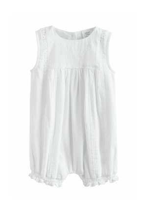 Fehér ujjatlan baba rugdalózó csipkés szegéllyel, hajtás részletekkel és virágos hímzéssel a mellrészen, rugalmas lábnyílásokkal.