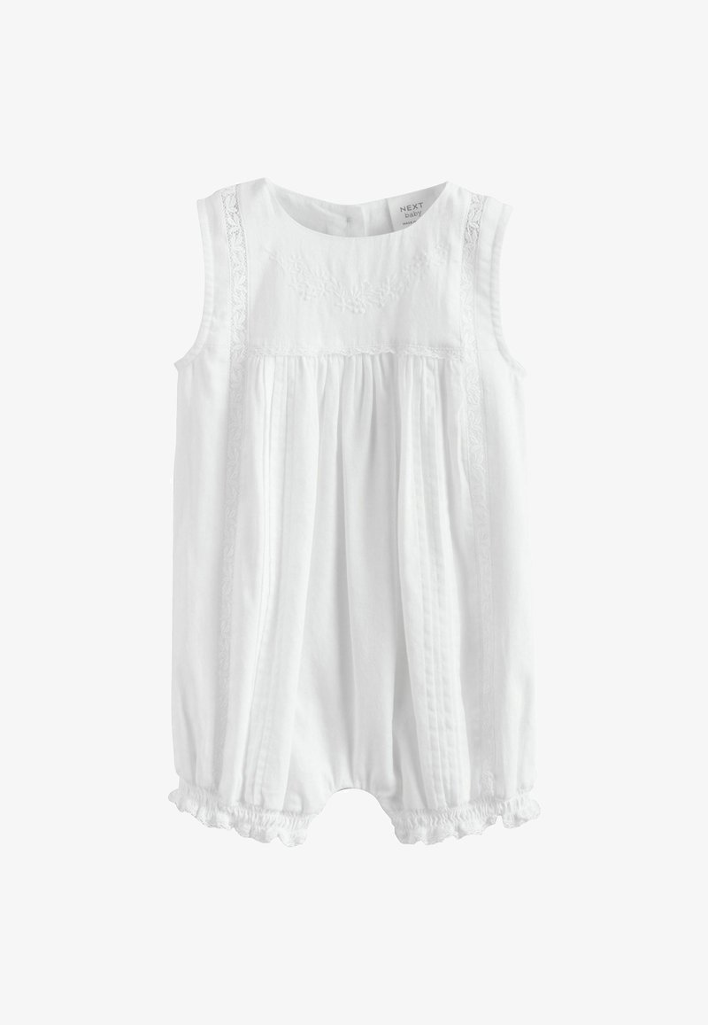 Barboteuse blanche sans manches pour bébé avec bordure en dentelle, détails en plis pincés et broderie florale sur la poitrine, ouverture élastique aux jambes.