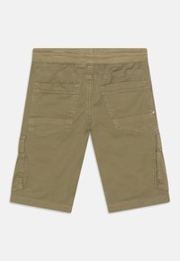 Khaki cargo šortky vyrobené z bavlny, s elastickým pasem, dvěma zadními kapsami a bočními cargo kapsami. Jsou viditelné šité detaily.