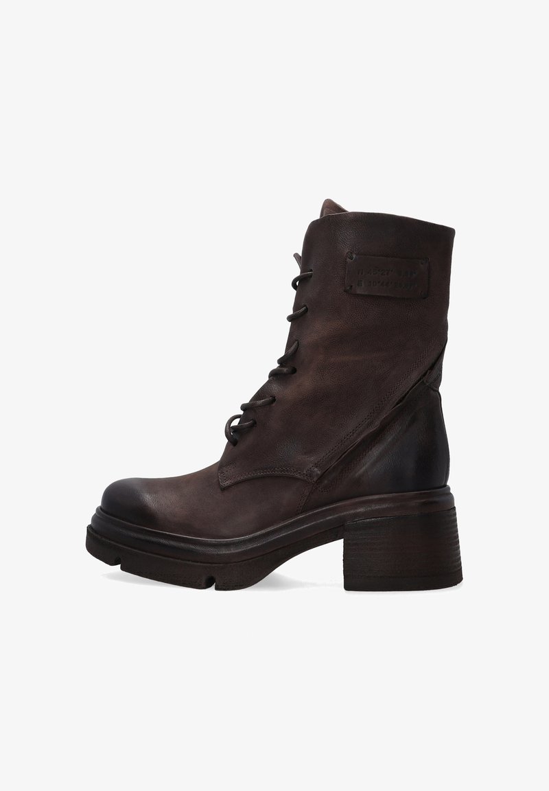 Brun læder ankelstøvle med rund tå, snørebånd foran og tekstureret hæl. Har en dekorativ lap på siden.