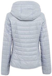 Jasnoszara pikowana kurtka puchowa z kapturem, pikowanym wzorem, długimi rękawami i dopasowaną sylwetką z elastycznymi detalami przy szyi i mankietach.