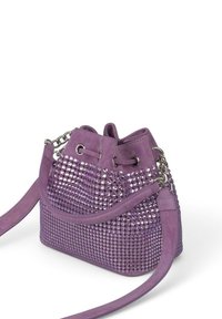 Bolso de cubo de ante morado con tachuelas metálicas, correa de hombro ajustable, cierre de cordón y superficie texturizada.