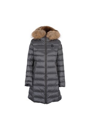 Cappotto imbottito grigio con cappuccio in pelliccia sintetica. Presenta imbottitura orizzontale, zip frontale e tasche laterali. Texture morbida e design leggero.