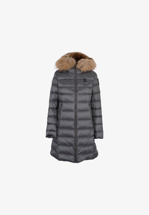 Abrigo tipo puff gris con capucha de piel sintética. Presenta acolchado horizontal, cremallera frontal y bolsillos laterales. Textura suave y diseño ligero.