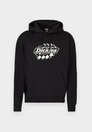 Sudadera negra con capucha hecha de algodón, con un bolsillo frontal tipo canguro y un gran logo blanco de "Dickies" centrado en el pecho.
