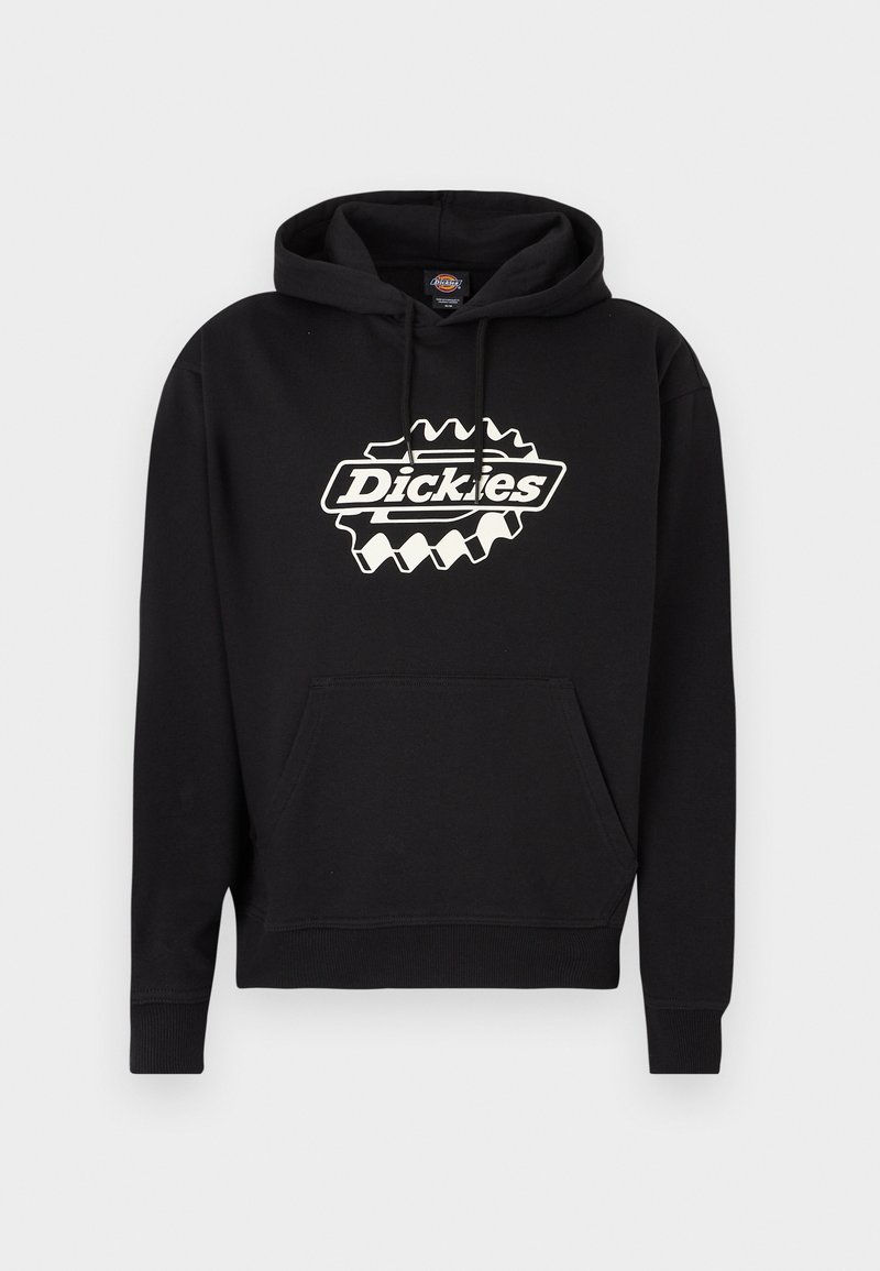 Sudadera negra con capucha hecha de algodón, con un bolsillo frontal tipo canguro y un gran logo blanco de "Dickies" centrado en el pecho.