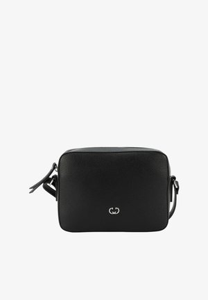 Černá kožená crossbody taška s texturovaným povrchem, obdélníkový tvar, zipové zavírání, nastavitelné rameno a akcent v podobě stříbrného loga.