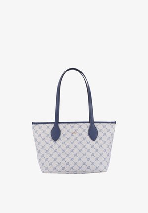 Středně velká taška přes rameno s modrou vzorovanou látkou a tmavě modrými rukojetěmi, na přední straně zdobená malým zlatým logem "Joop!".