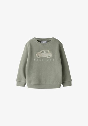 Zielona bluza wykonana z prążkowanej tkaniny, z teksturowanym wzorem samochodu oraz białym napisem "COOL CAR". Długie rękawy i okrągły dekolt.