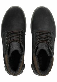 Botas de cuero negras con punteras redondas, cordones marrones y forro de tela texturizada. Suelas de goma con dibujo en la goma. Sin marcas de la marca visibles.