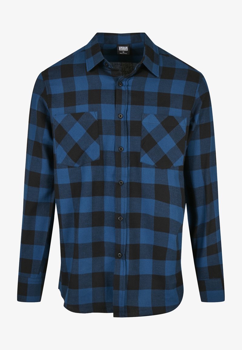Camisa de franela a cuadros en azul y negro con mangas largas, cierre de botones, dos bolsillos en el pecho y cuello clásico. Textura suave, ajuste relajado.