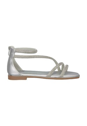 Silberne flache Sandalen mit mehreren beaded Riemen, einem Reißverschluss hinten und einem glatten metallischen Finish. Die Sohle ist flach und strukturiert.