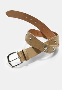 Ceinture en cuir tan ornée de clous en argent et de formes de cœur, dotée d'une boucle en métal et de plusieurs trous d'ajustement.