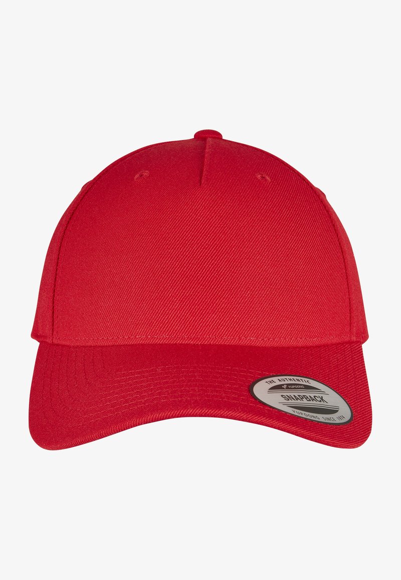 Rød cap med en buet kant, laget av et teksturert stoff. Har en snapback-lukking og et sirkulært merkelapp på siden.