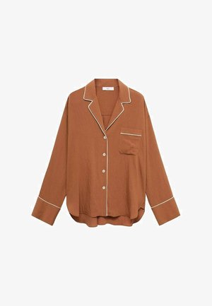 Camisa marrón de botones con ribete blanco, de manga larga, con bolsillo en el pecho izquierdo, tejido texturizado y corte relajado.