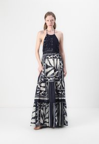 Navy halter-maksimekko, jossa on virkattu yläosa, kuvioitu kangas, jossa on viivoja ja kukkamuotoja, sekä kerroksellinen hame.