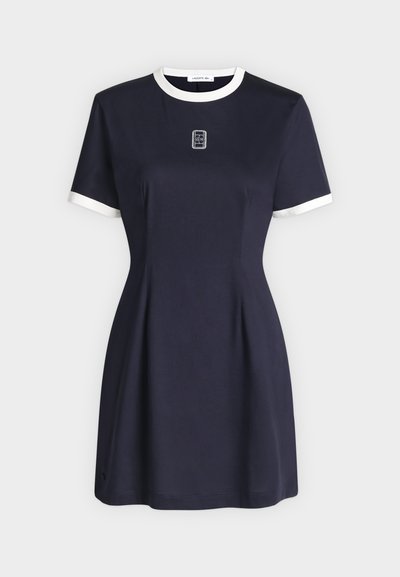 Robe bleu marine à manches courtes avec bord blanc au col et aux manches, coupe près du corps et petit logo rectangulaire sur la poitrine.
