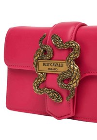 Borsa a tracolla in pelle rosa con una chiusura a motivo di serpente dorato e il testo "JUST CAVALLI MILANO" su una placca rettangolare. Tocco liscia.