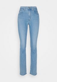 Jeans de mezclilla azul claro con cintura alta, diseño de pierna recta, estilo de cinco bolsillos y cierre de botón metálico. Textura suave y desvanecimiento mínimo.