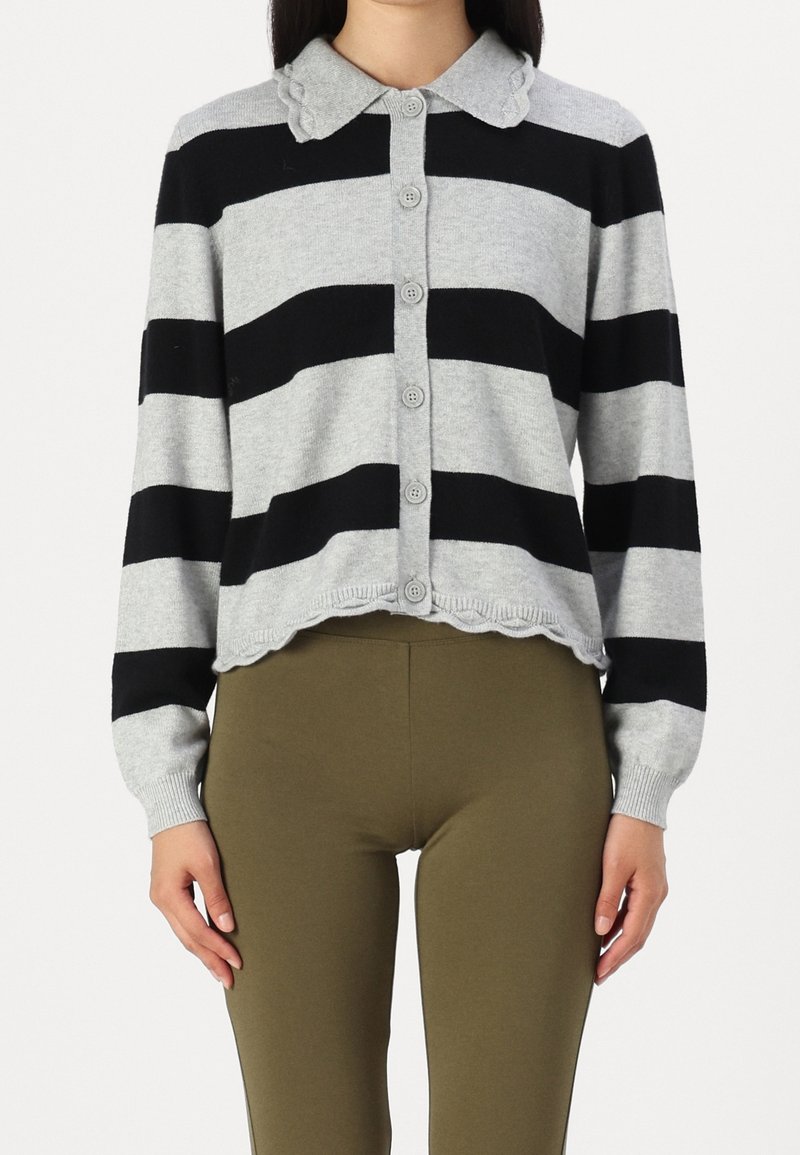 Harmaa neuletakki mustilla raidoilla, nappikiinnitys, kuperakauluskanta ja helma. Valmistettu pehmeästä materiaalista, pitkähihaisena.