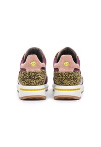 Mehrfarbige Turnschuhe mit Wildleder- und Lederoberflächen, lila und gelben Akzenten sowie einer gepunkteten grünen Ferse. Weiße Sohle mit gelben Details.