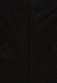 Černá pletená látka s jemnou texturou a vertikálním švem ve středu.