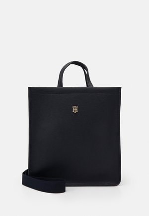 Zwarte verticale rechthoekige leren tas met bovenhandvatten, afneembare schouderriem en klein gouden metalen logo aan de voorkant.