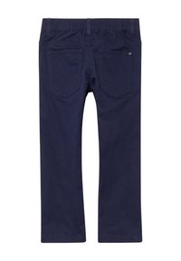 Pantalon en coton bleu marine avec une ceinture élastique, deux poches arrière et une texture lisse. Design à jambe droite sans fermetures visibles.