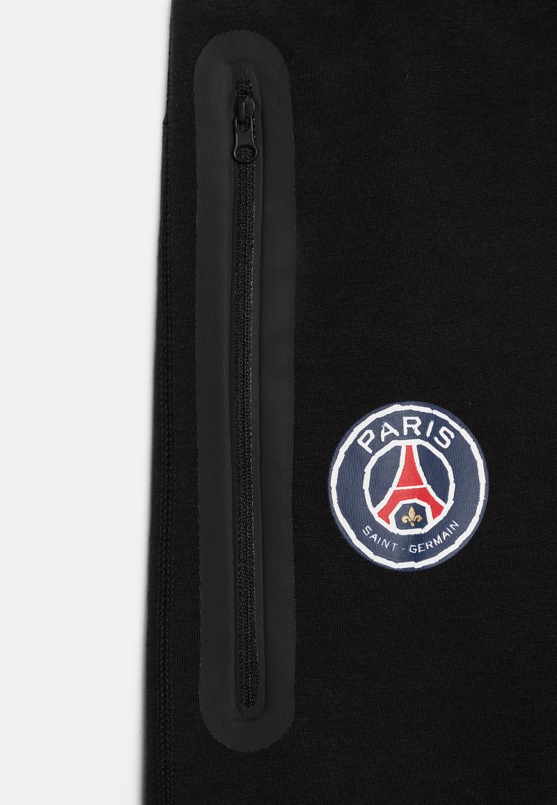 Tessuto nero con una tasca con zip verticale sul lato, caratterizzata da un logo circolare con "Paris Saint-Germain" e un design della Torre Eiffel.