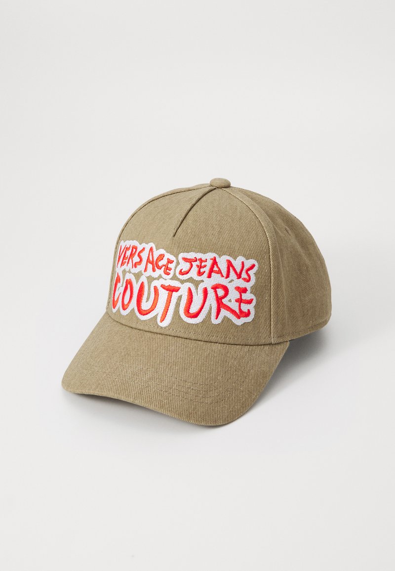 Casquette de baseball kaki avec le texte brodé "VERSACE JEANS COUTURE" en rouge et blanc, dotée d'un design structuré et d'une visière courbée.