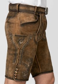 Brązowe skórzane lederhosen z haftowanymi akcentami, ozdobnymi kieszeniami, paskami do pasa oraz zapięciami na guziki, z teksturowanym wykończeniem.