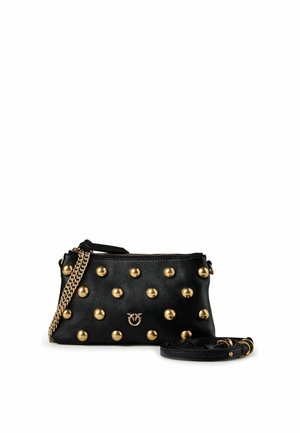 Pochette en cuir noir avec clous dorés, bandoulière chaîne dorée, petit logo et bandoulière d'épaule en cuir noir amovible avec boucles dorées.