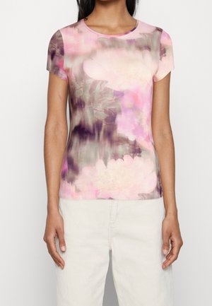 Haut à manches courtes avec un motif floral dans des teintes de rose, violet et gris. Il présente un col rond et une texture douce et lisse.